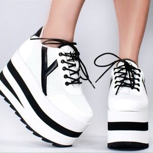 YRU Karazii platform sneakers - Black/White Size 6 NIB